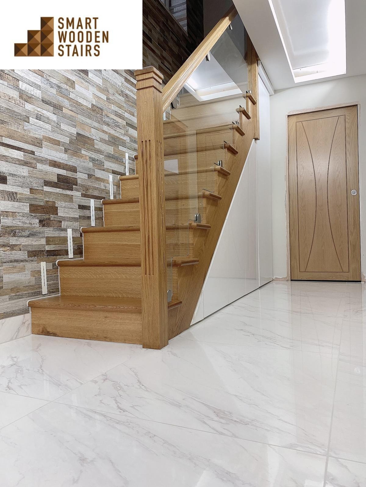 Oak cut-string staircase with cut-string glass
